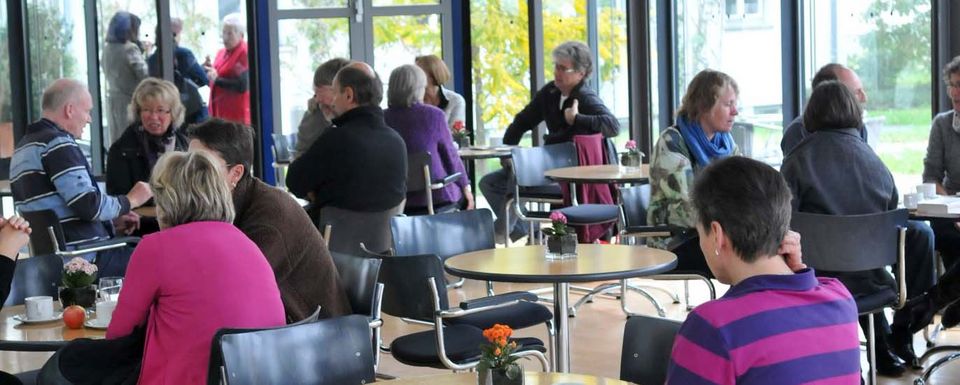 Das Bild zeigt Menschen im Café Heuss.